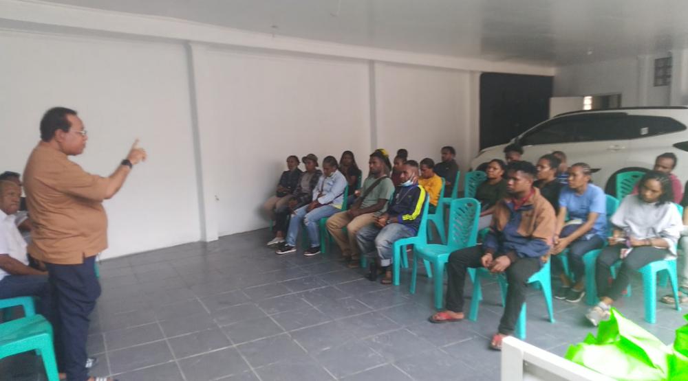 Ketua Badan Musyawarah (Bamus) Papua, Willem Frans Ansanay mengajak mahasiswa Papua untuk mengisi pembangunan di daerah otonomi baru.