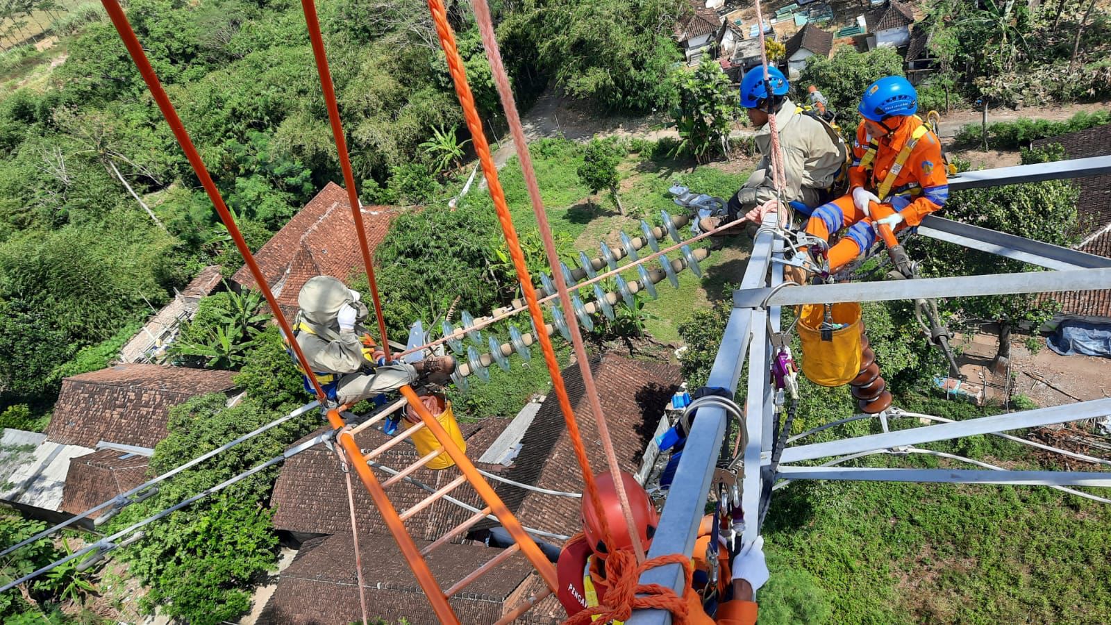 Petugas PLN tengah memastikan kehandalan kelistrikan untuk pasokan ajang ASEAN Para Games 2022 di Surakarta, Jawa Tengah.