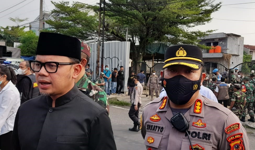 Wali Kota Bogor Bima Arya Sugiarto saat meninjau perintah penghentian pembangunan Masjid Imam bin Hambal  di Jalan Kolonel Syam (dulu Pa