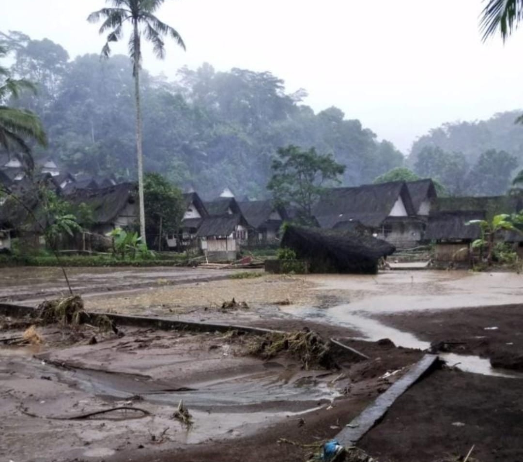 Banjir bandang luapan sungai Ciwulan menerjang Kampung Naga,Desa Neglasari, Kecamatan Salawu, Kabupaten Tasikmalaya, Jawa Barat
