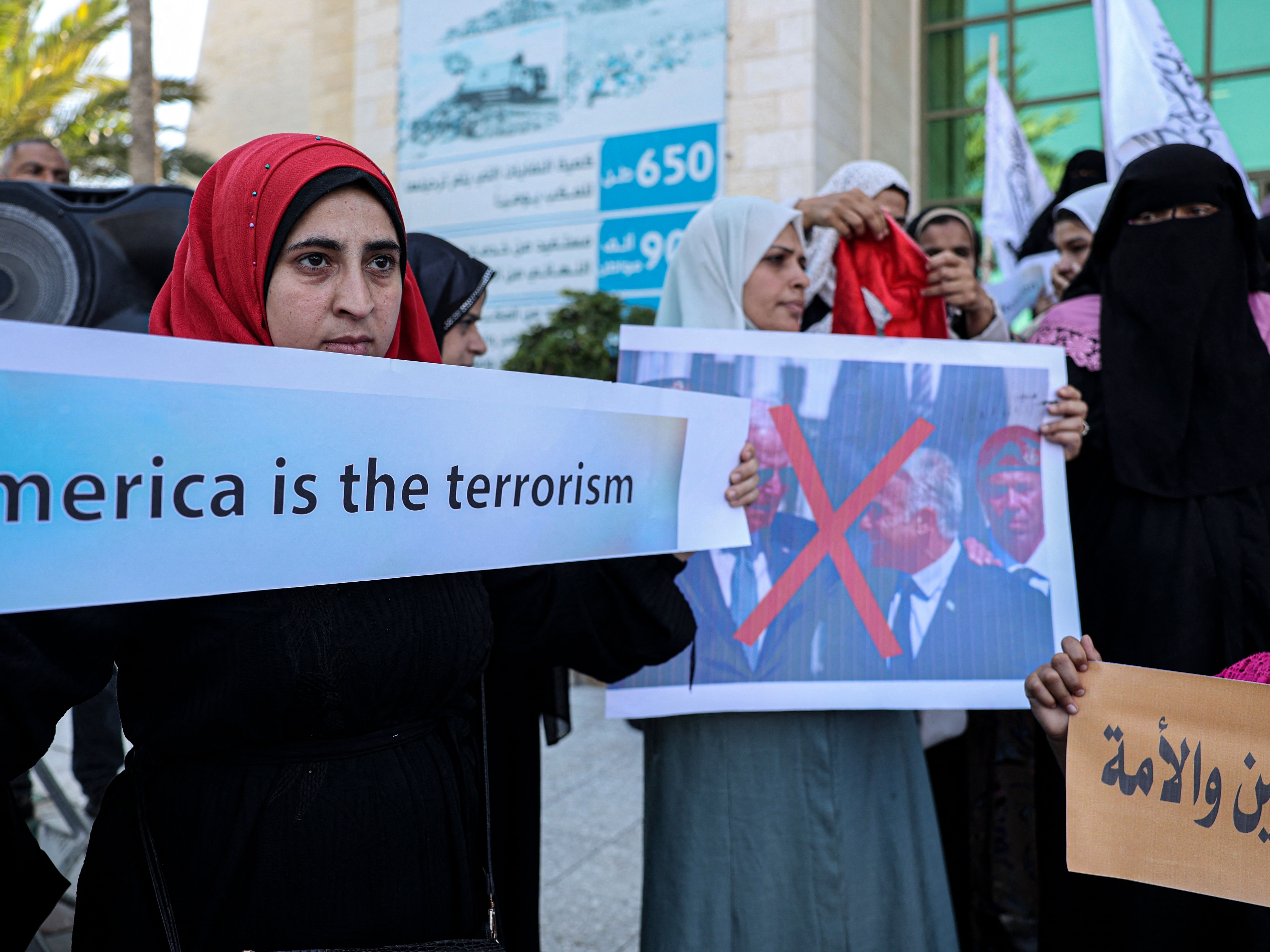 Perempuan Palestina menghadiri demonstrasi menentang kunjungan presiden AS baru-baru ini ke Israel, di Khan Yunis di Jalur Gaza selatan.