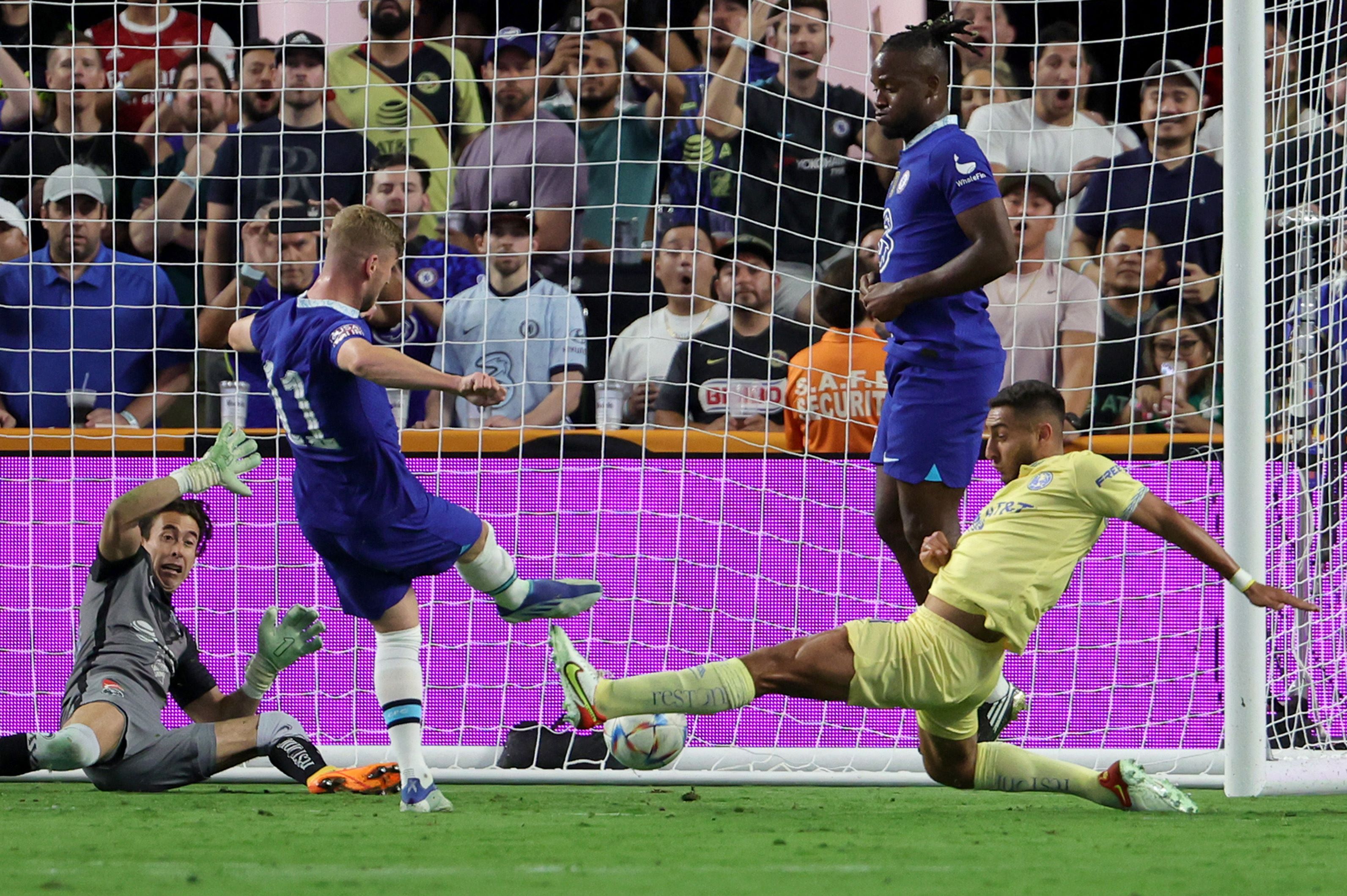 Pemain Chelsea, Timo Werner (kedua dari kiri) menjebol gawang Club América (Meksiko) yang dijaga penjaga gawang Óscar Jiménez (kiri).  