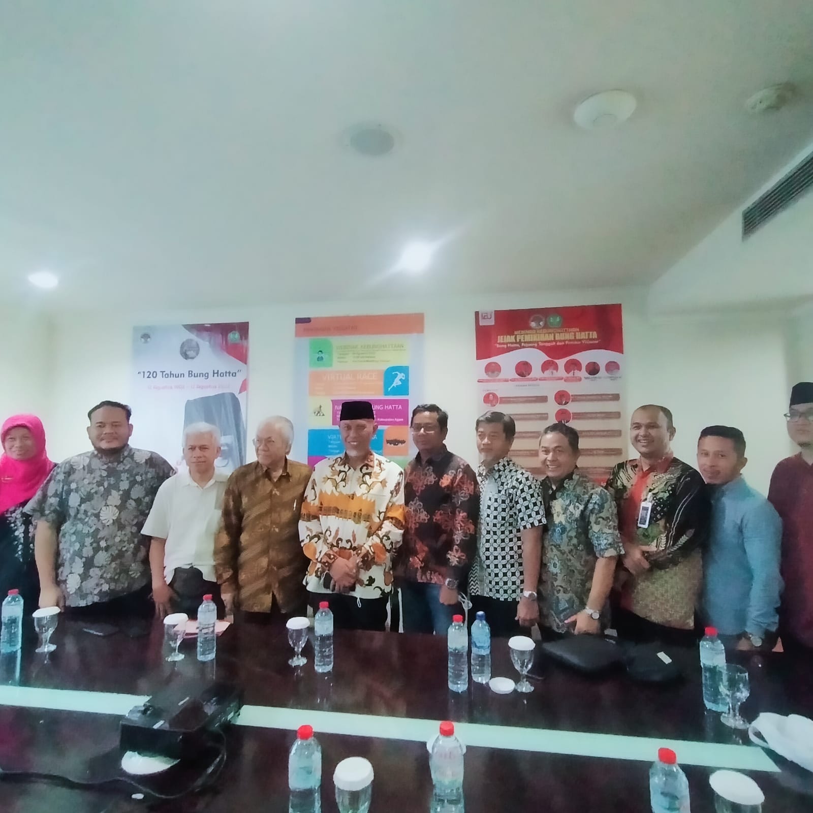 Pertemuan Gubernur Sumbar Mahyeldi Ansharullah menggelar pertemuan dengan pengurus YPBH di Jakarta, Minggu (31/7). 