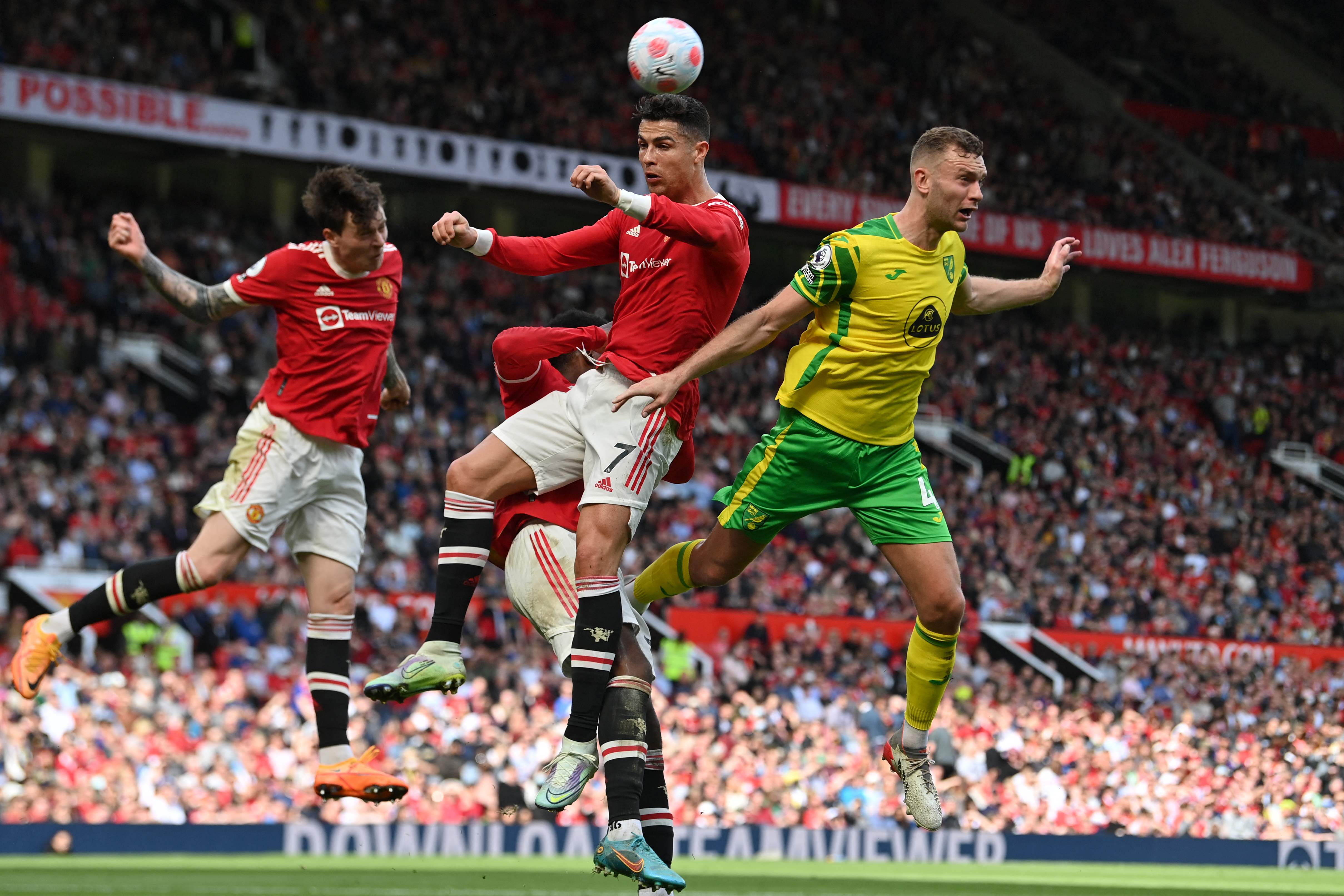 Cristiano Ronaldoi (tengah) 