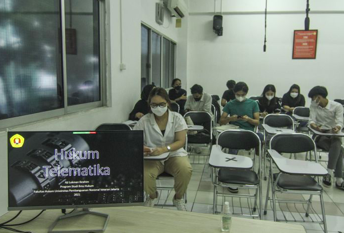 Ilustrsai - Sejumlah mahasiswa mengikuti kuliah tatap muka terbatas di UPN Veteran Jakarta. 