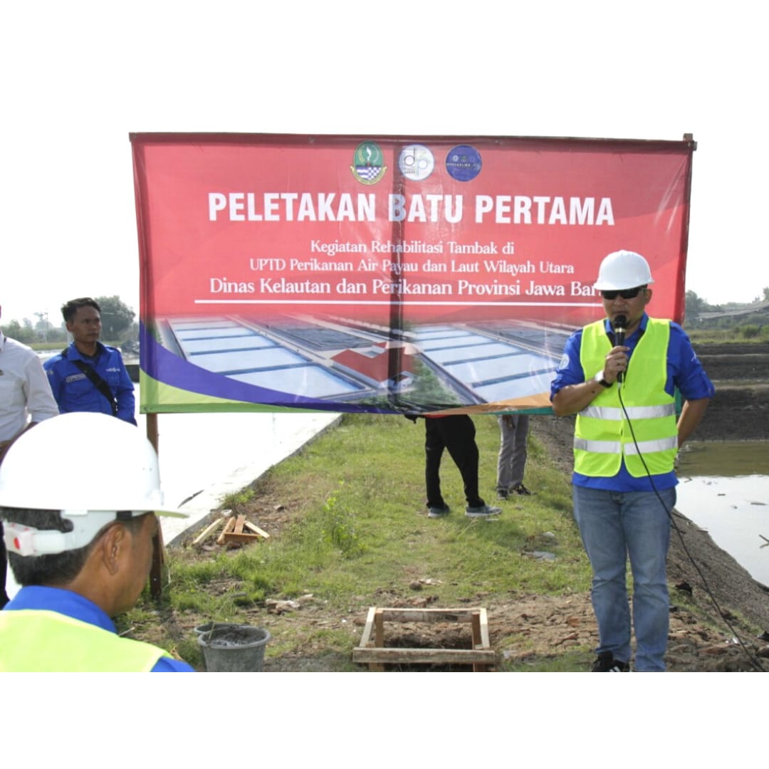Kepala Dinas Kelautan dan Perikanan Jawa Barat Hermansyah melakukan peletakan batu pertama rehabilitasi tambak di Karawang