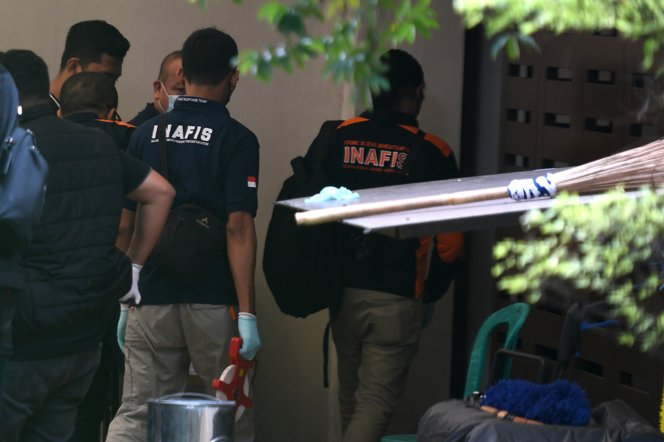 Petugas Inafis memasuki rumah dinas Irjen Pol Ferdy Sambo saat pra-rekonstruksi kasus yang menewaskan Brigadir J.