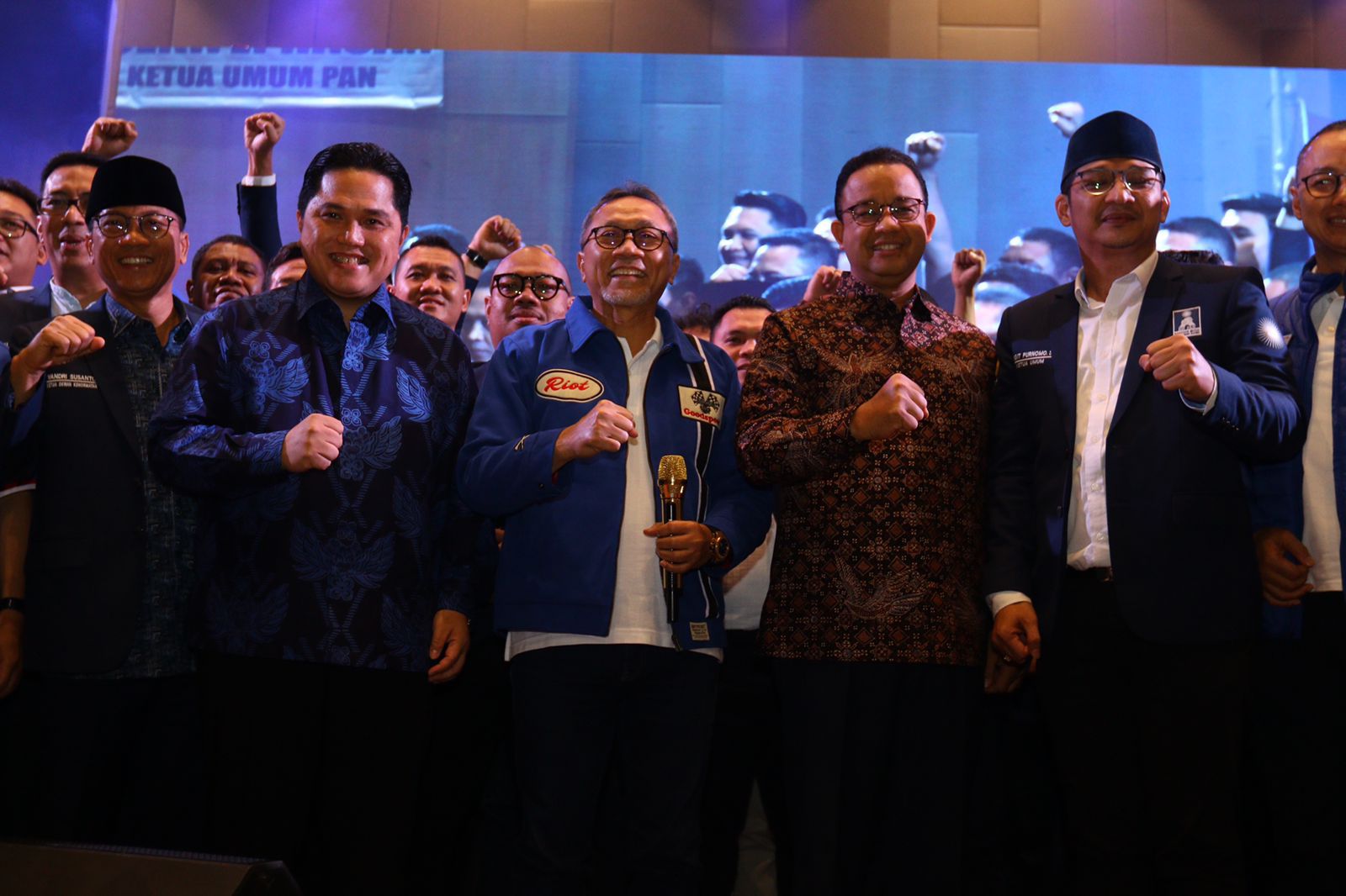 Hadir dengan Batik Biru, Zulhas Lempar Kode Capres untuk Erick Thohir