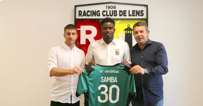 Penjaga gawang Brice Samba (tengah) saat diperkenalkan sebagai pemain Lens.