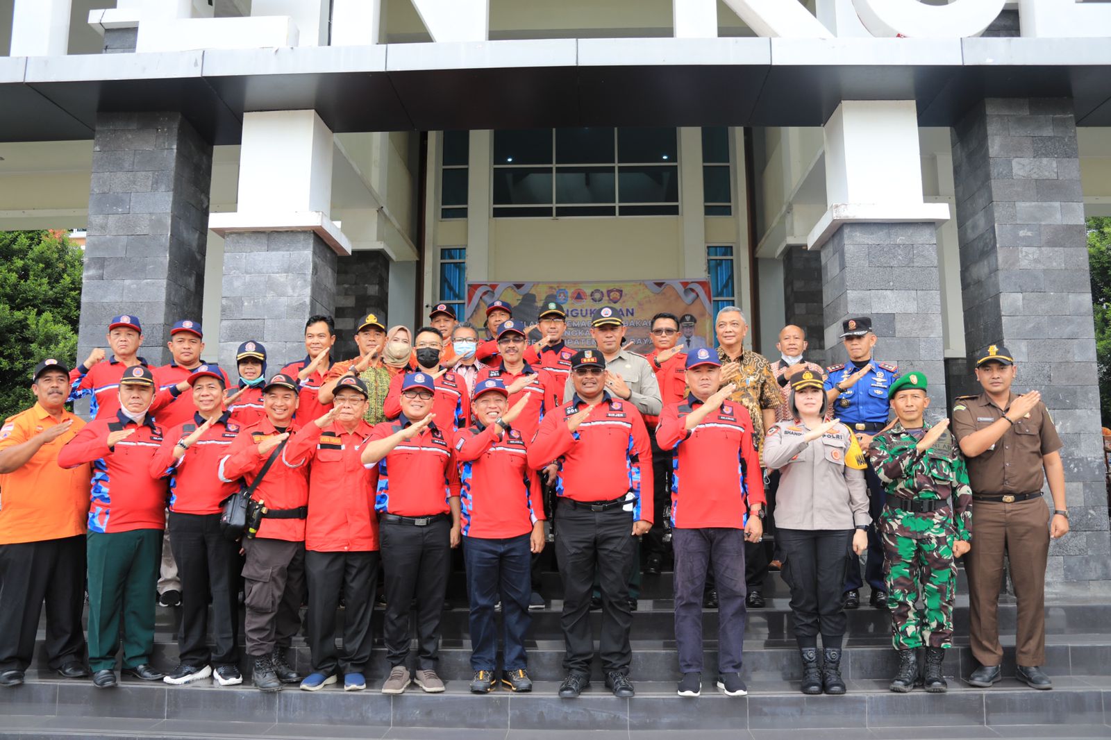 Apel pengukuhan relawan pemadam kebakaran atau disingkat Redkar pada Kamis (28/7), bertempat di Plaza Kantor Bupati Kubu Raya, Kalbar. 