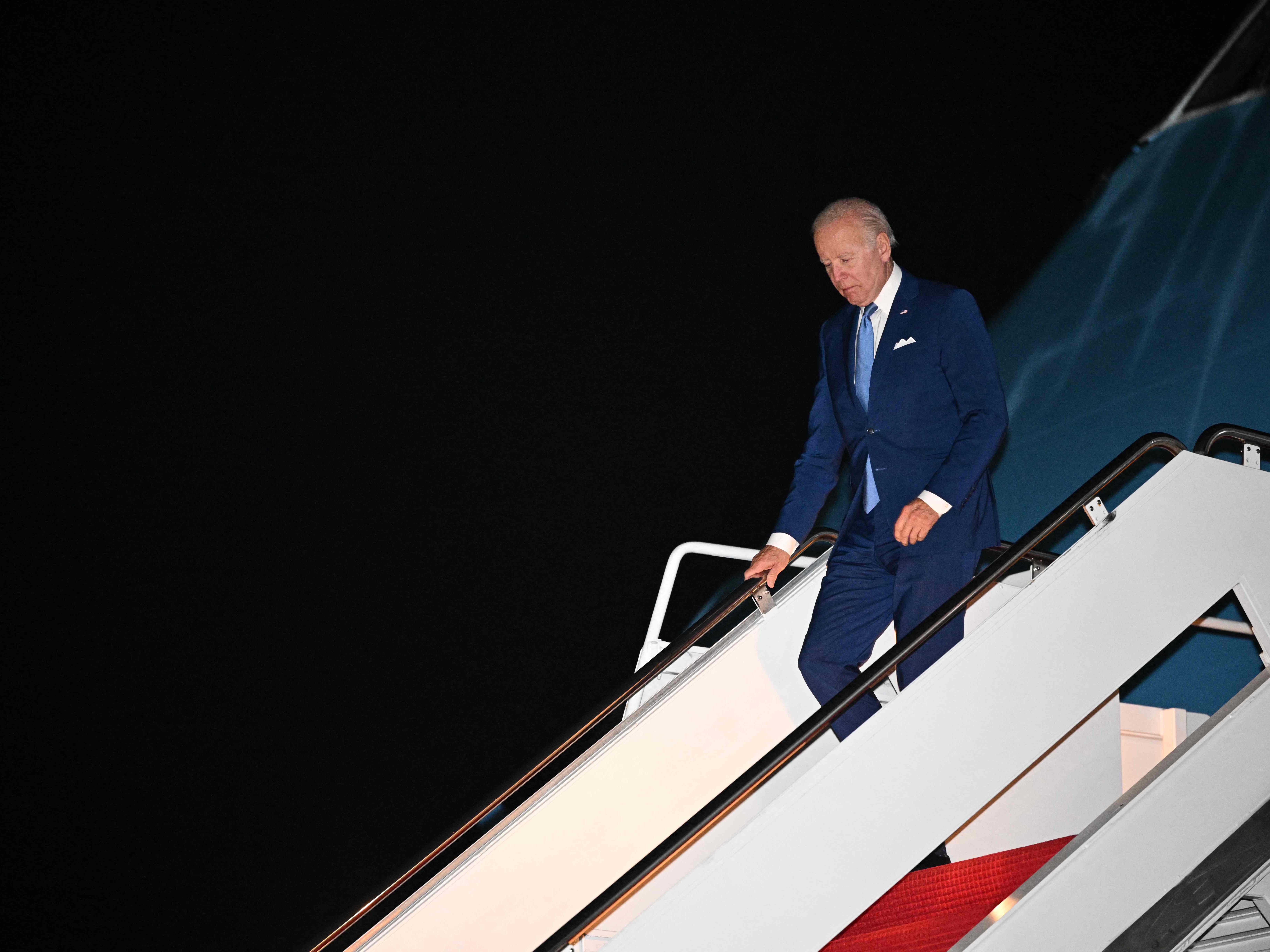 Presiden AS Joe Biden turun dari Air Force One setibanya di Pangkalan Angkatan Udara Andrews di Maryland pada 16 Juli 2022. 