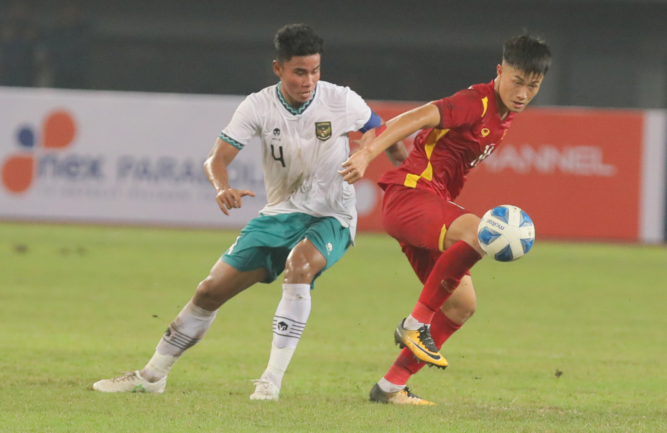 Bek timnas Indonesia Muhammad Ferarri (kiri)