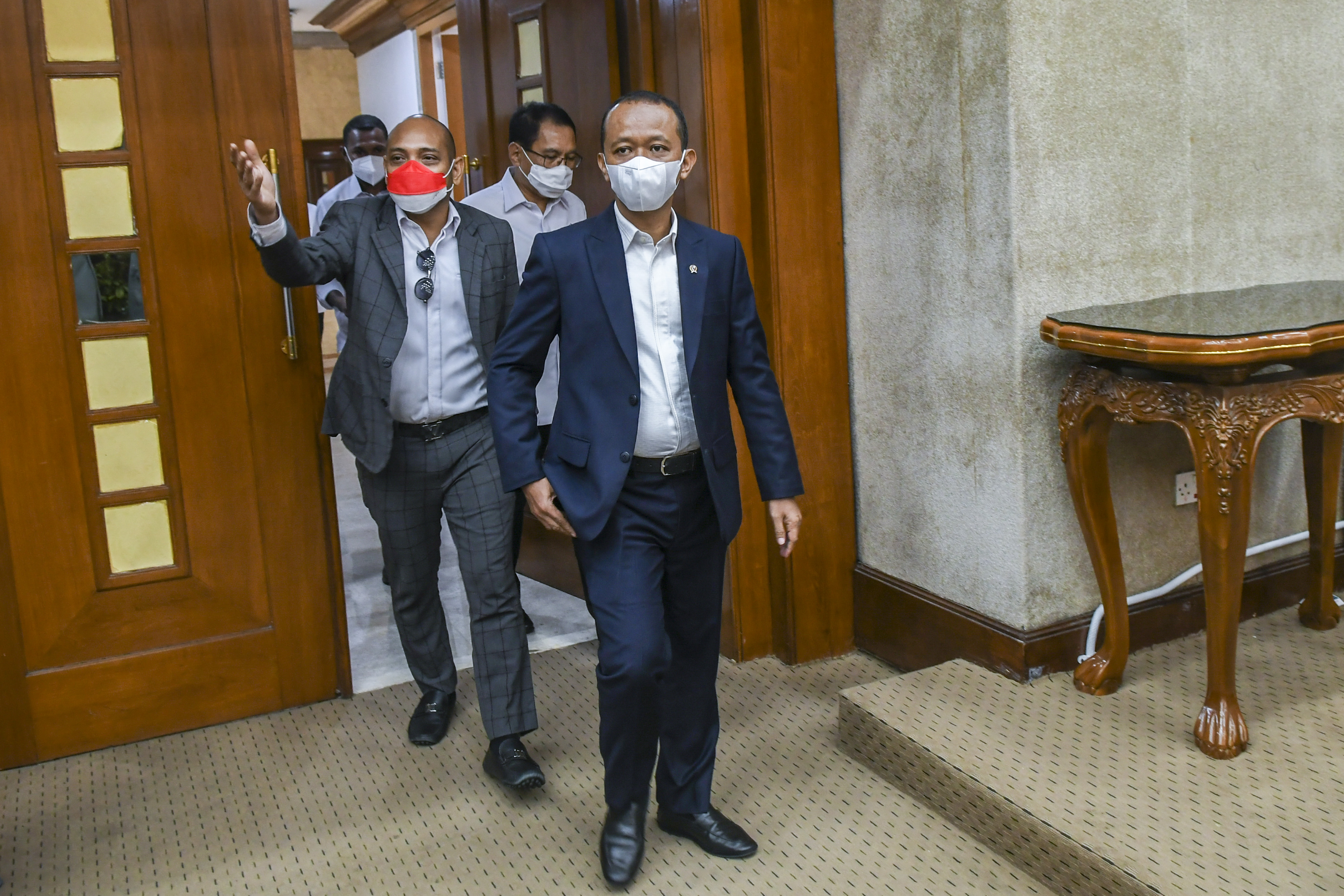 Menteri Investasi/Kepala BKPM Bahlil Lahadalia bersiap mengikuti rapat kerja dengan Komisi VI DPR.