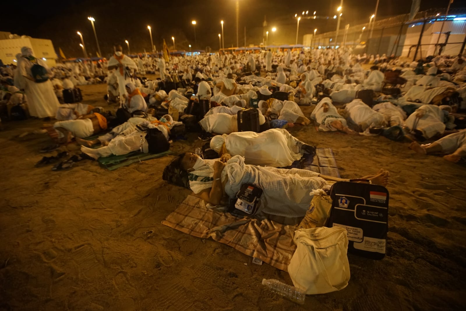 Jemaah haji Indonesia bermalam di Muzdalifah, Mekkah, Arab Saudi, Sabtu (9/7/2022), sebelumnya sudah sudah mengumpulkan sebanyak 49 batu yan