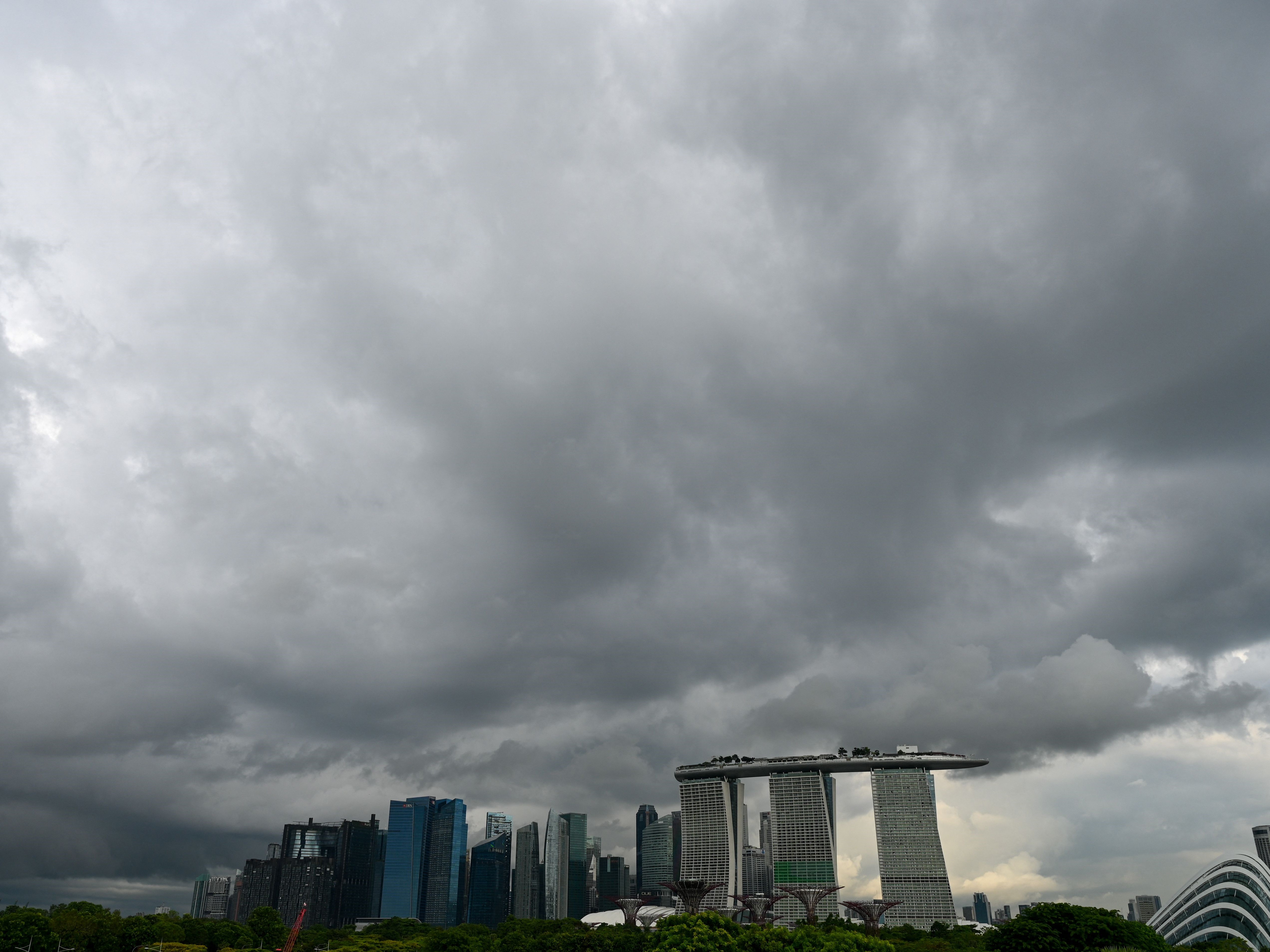 Awan hujan tergambar di atas cakrawala kota di Singapura pada 21 Juni 2022. 