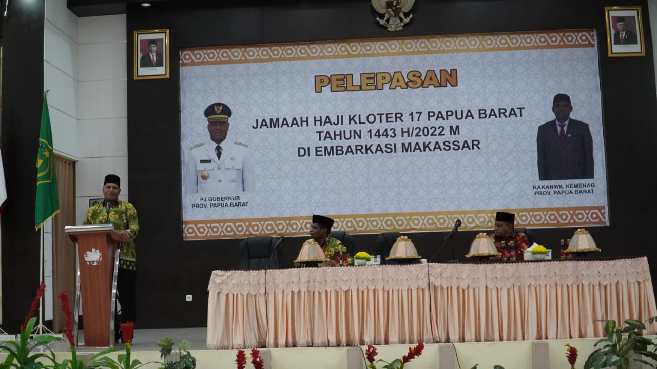 PJ Gubernur Papua Barat, Komjen Pol (Purn) Drs Paulus Waterpauw, M.Si melepas 322 jemaah calon haji kloter 17 asal Papua Barat, Rabu malam (