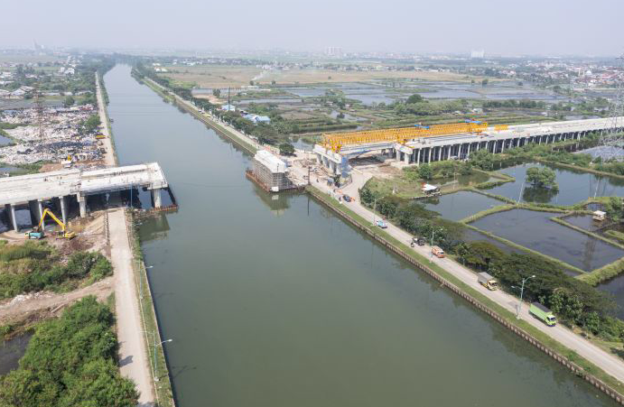 Foto udara pembangunan jalan tol yang merupakan bagian Proyek Strategis Nasional (PSN).