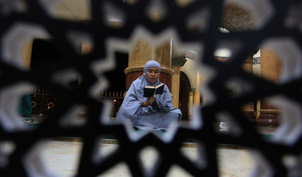 Umat Islam membaca Al-Qur'an saat beriktikaf di Masjid Agung Baitul Makmur, Meulaboh, Aceh Barat, Aceh.