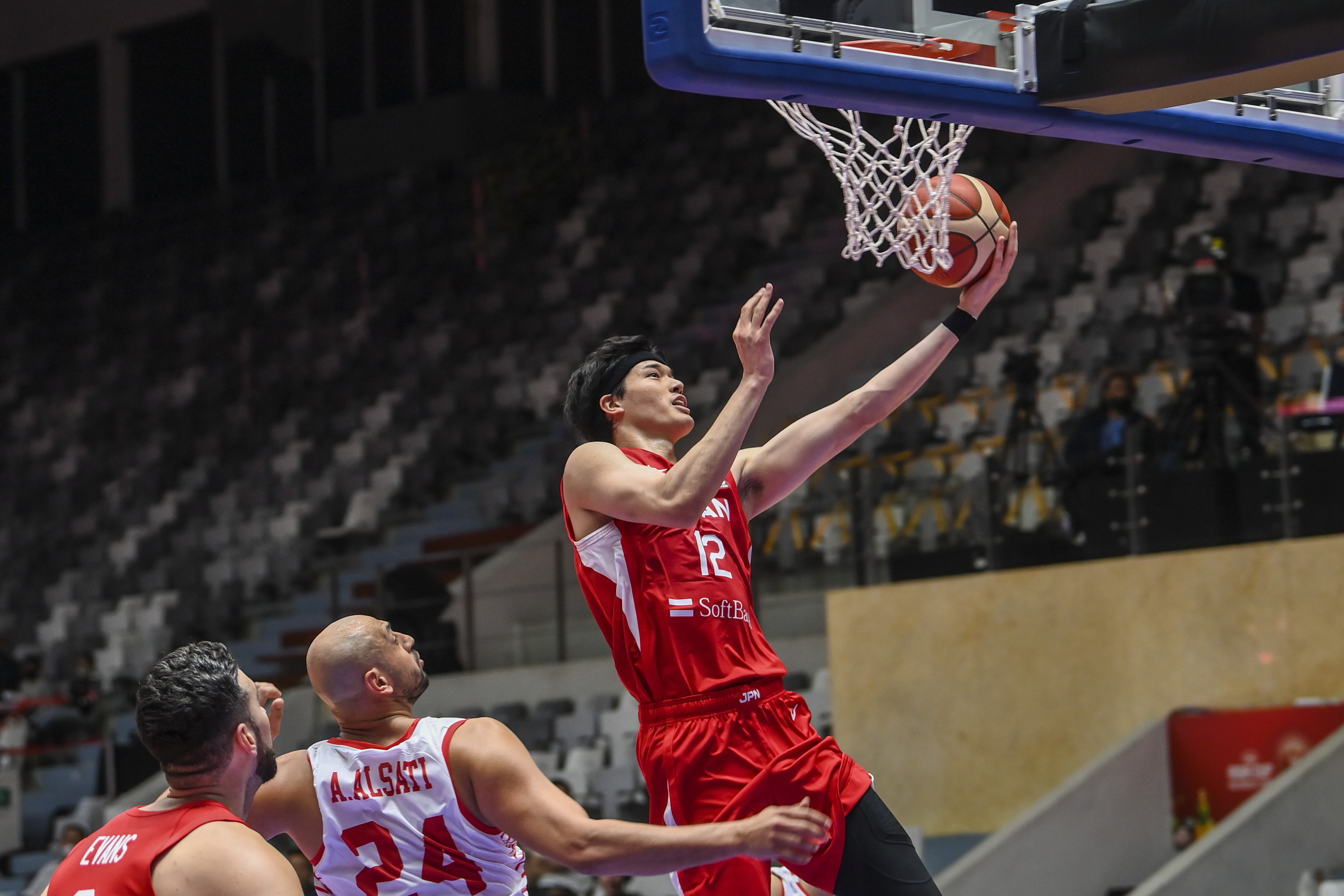 Pebasket Jepang Yuta Watanabe (kanan) melakukan layup ke ring tim nasional Suriah dalam laga babak penyisihan Grup C FIBA Asia Cup 2022.
