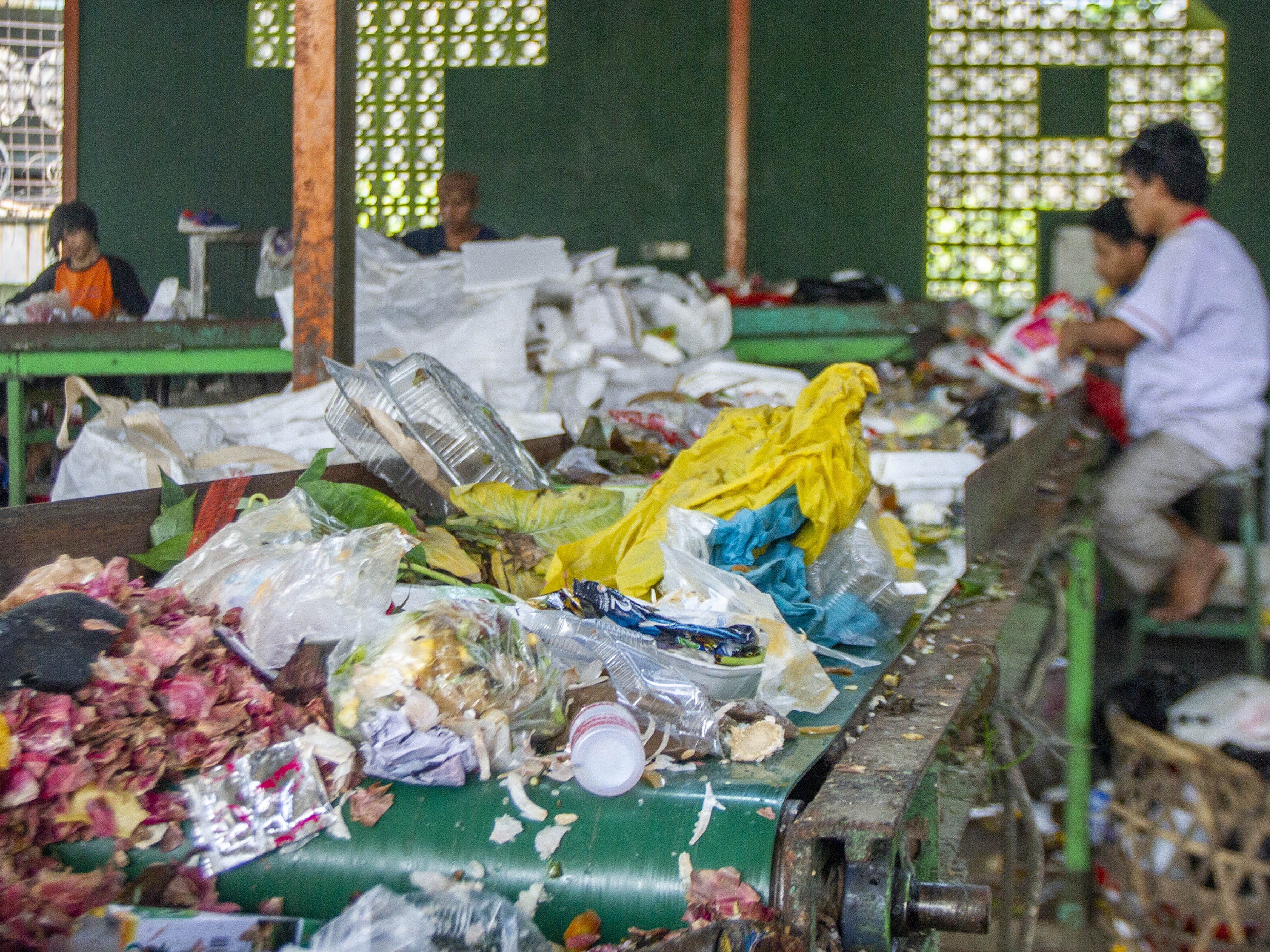Pekerja memilah sampah organik dan anorganik di TPS3R Baraya Runtah, Telukjambe Timur, Karawang, Jabar.