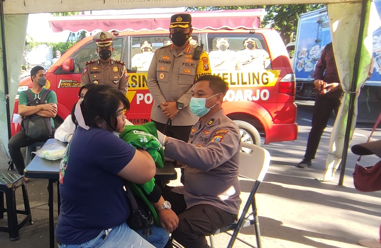 Pelayanan vaksinasi Covid-19 oleh Polresta Sidoarjo, Jawa Timur.  