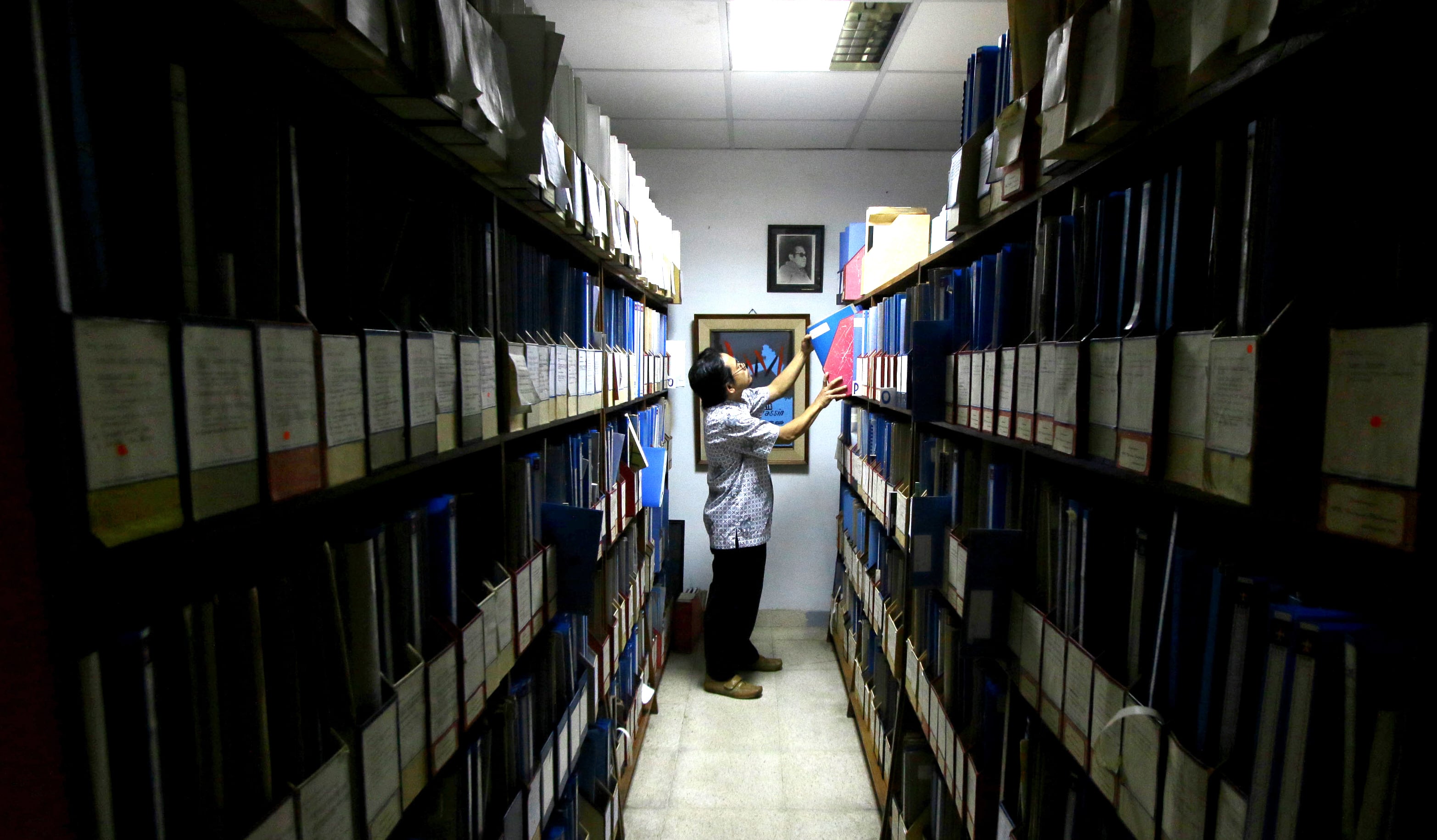 Petugas merapikan buku sastra di Pusat Dokumen Sastra (PDS) HB Jassin, Jakarta