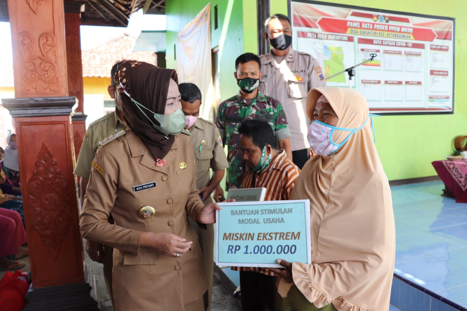 Bupati Brebes Idza Priyanti menyerahkan bantuan modal usaha untuk warga