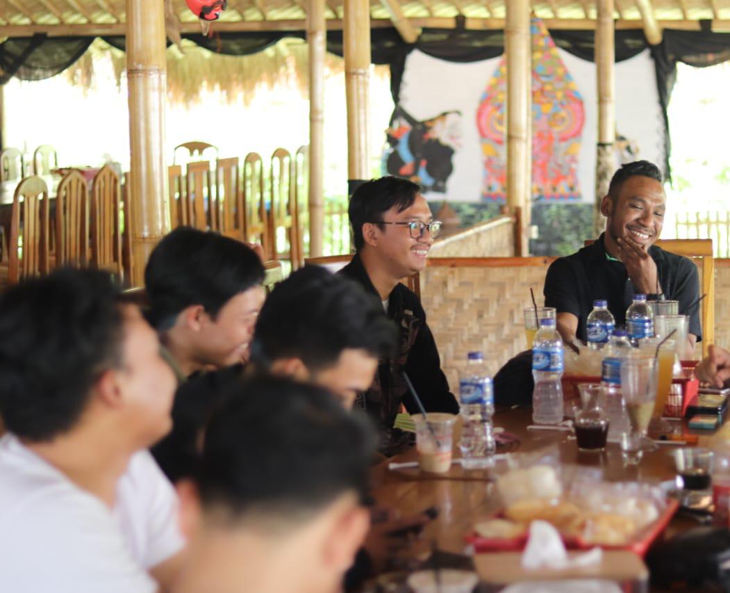 Suasana Forum diskusi lintas aktivis pemuda-mahasiswa se-Cirebon-Indramayu di Cafe Mimi Sepuh, Kamis (28/7/2022).