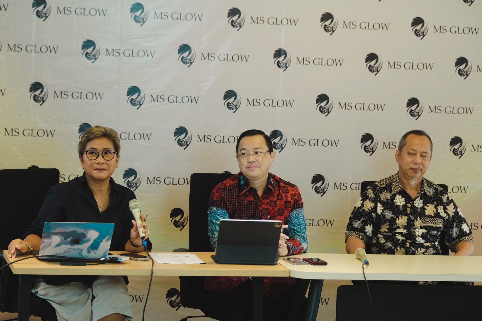 Kuasa hukum Ms Glow  Arman Hanis (tengah) saat memberi keterangan pers, Selasa (19/7)