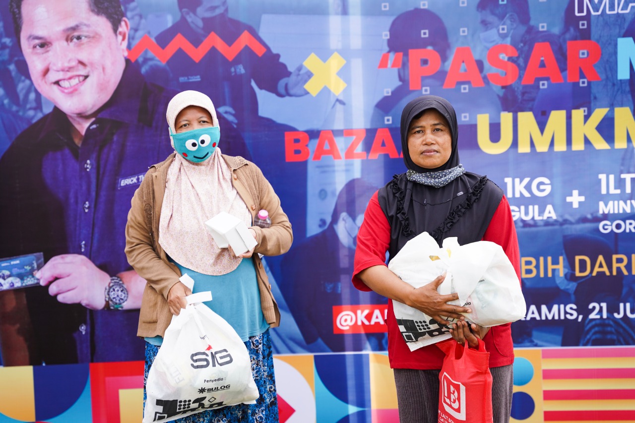 Warga Rembang antusias membeli paket sembako murah yang disediakan SIG dalam Pasar Murah dan Bazar UMKM di Rembang