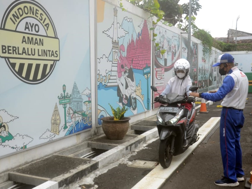 Pelatihan itu untuk siswa binaan SMKN 2 Gedangsari dan SMPN 2 Gedangsari, Gunungkidul, di Astra Motor Safety Riding Center Yogyakarta.