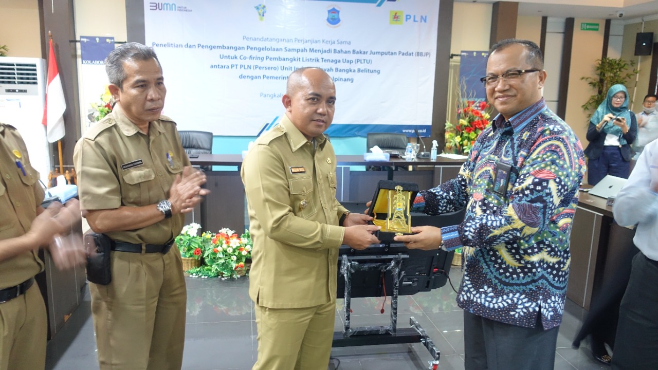 Penandatangan kerja sama yang dilakukan Wali Kota Pangkalpinang Maulan Aklil dan General Manager PLN UIW Babel, Amris Adnan di Pangkalpinang