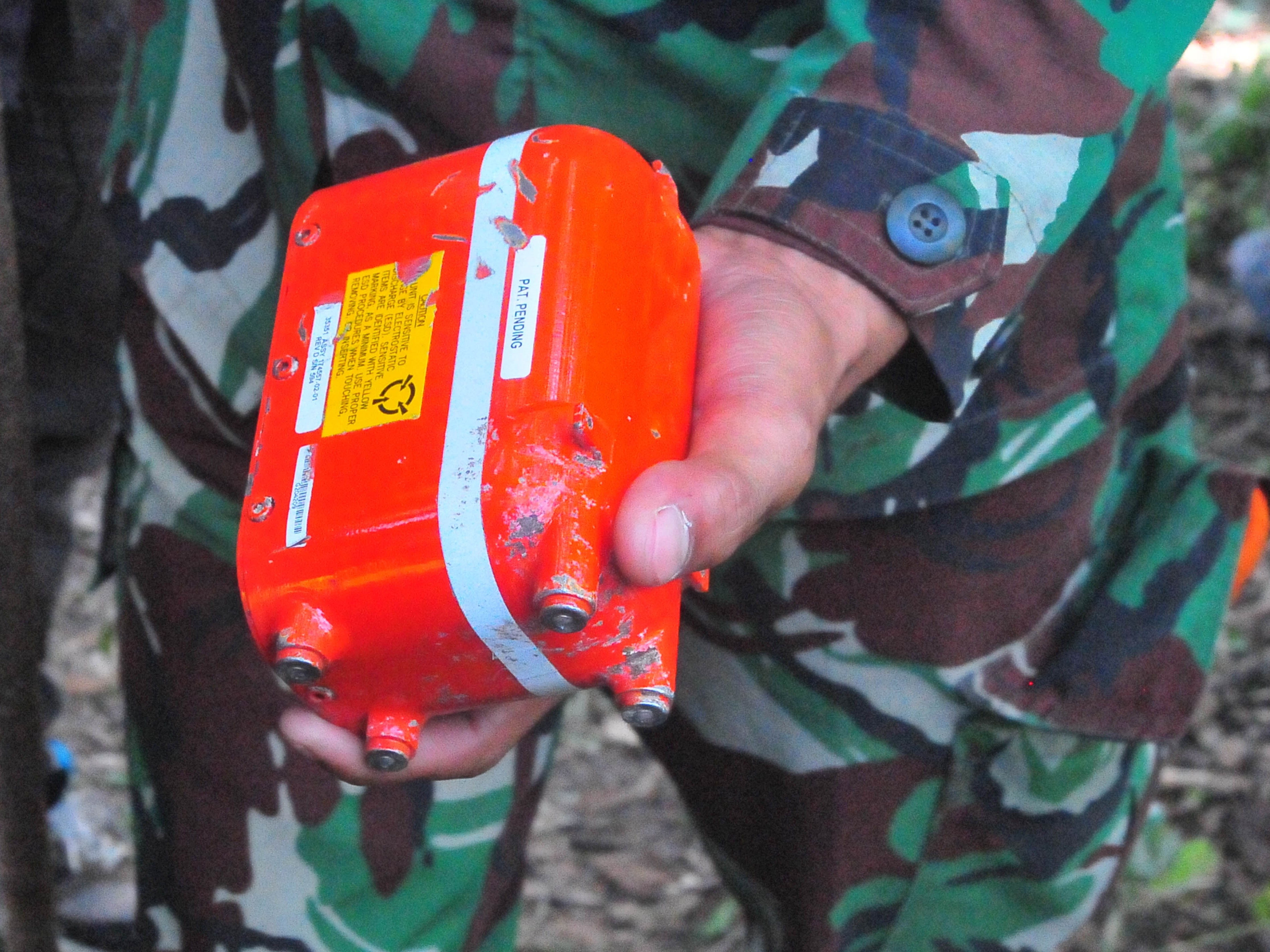 Personel TNI menunjukkan serpihan pesawat yang diduga bagian dari black box atau kotak hitam pesawat tempur latih T-50i Golden Eagle.