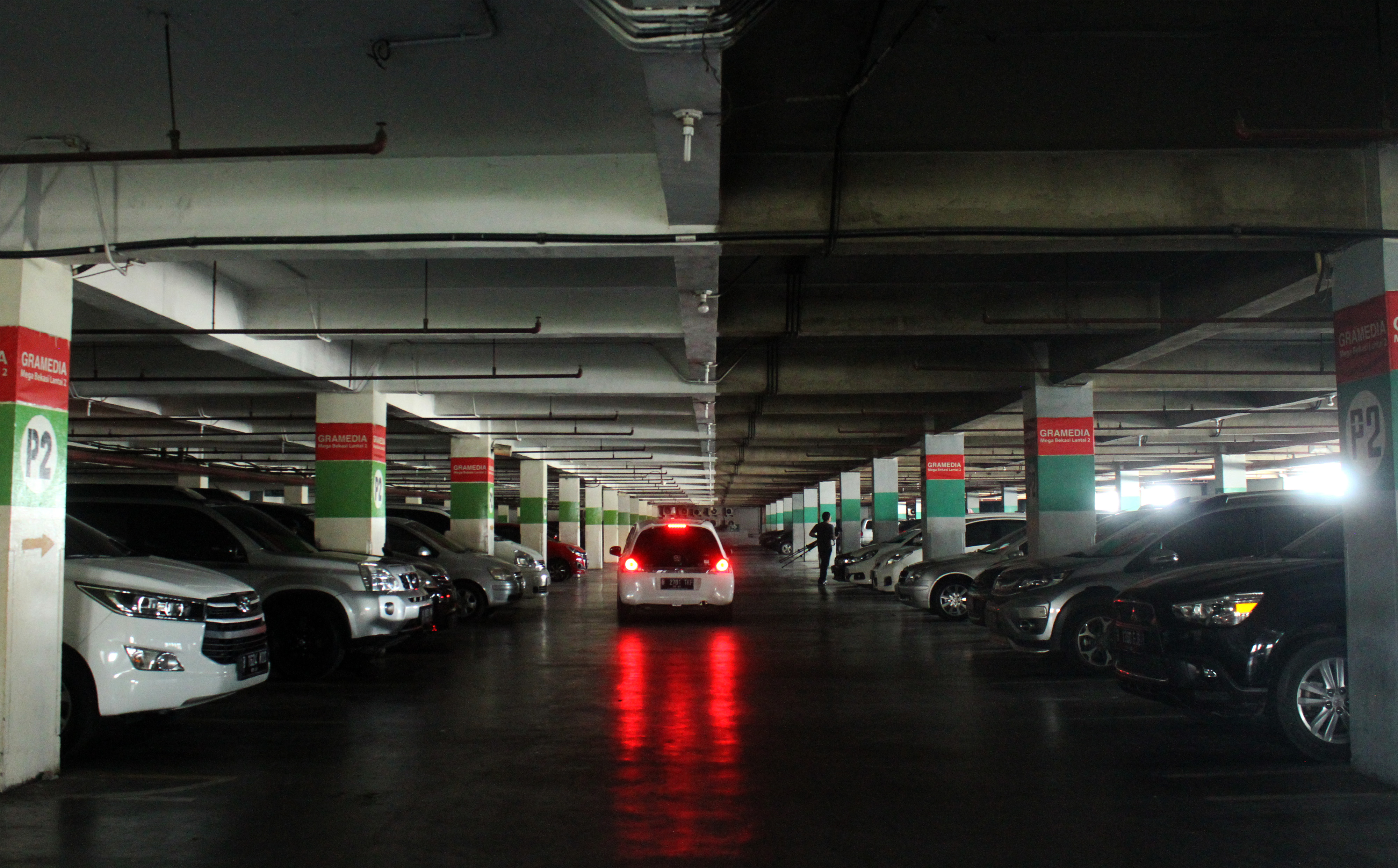 Warga memarkir kendaraan mereka di area parkir Hyper Mal, Bekasi, Jawa Barat.