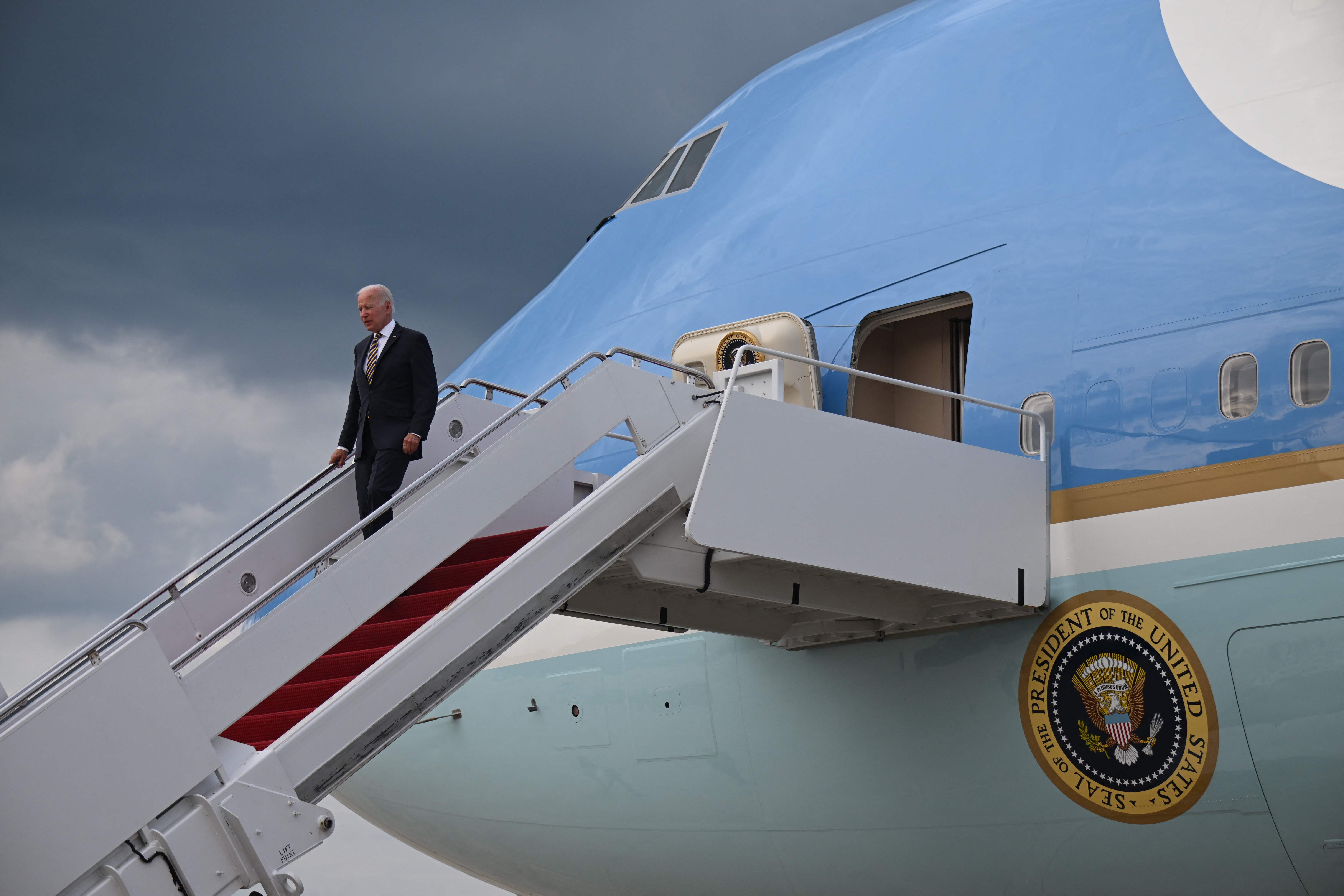 Presiden AS Joe Biden saat turun dari pesawat di bandara wilayah Maryland.