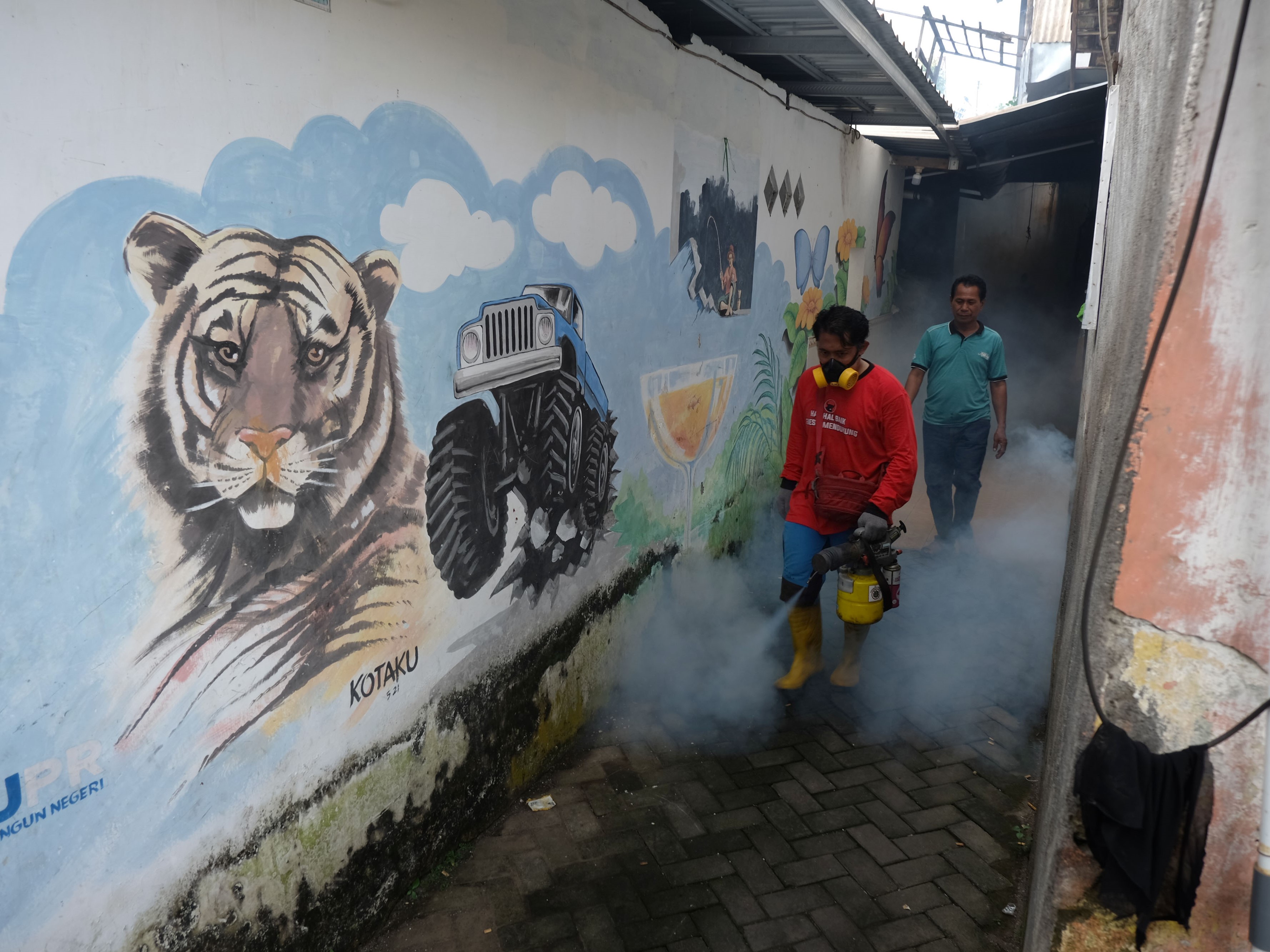 Petugas melakukan pengasapan (fogging) untuk mengantisipasi penyebaran wabah demam berdarah dengue (DBD) di Kepatihan, Solo, Jawa Tengah.