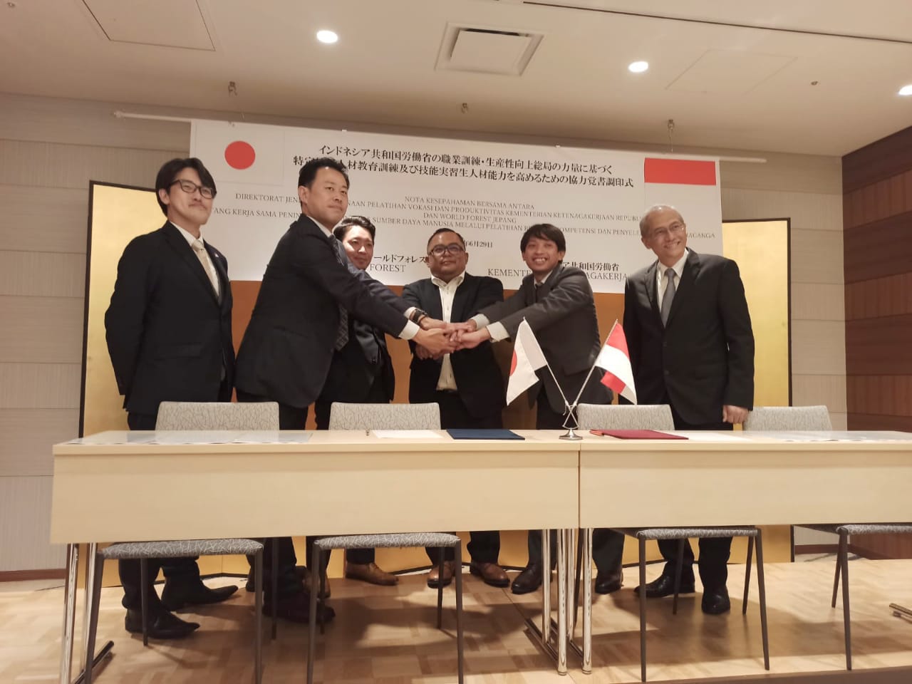 Penandatangan MoU Ditjen Binalavotas Kemenaker dengan Wrold Forest Group untuk kesempatan magang di Jepang