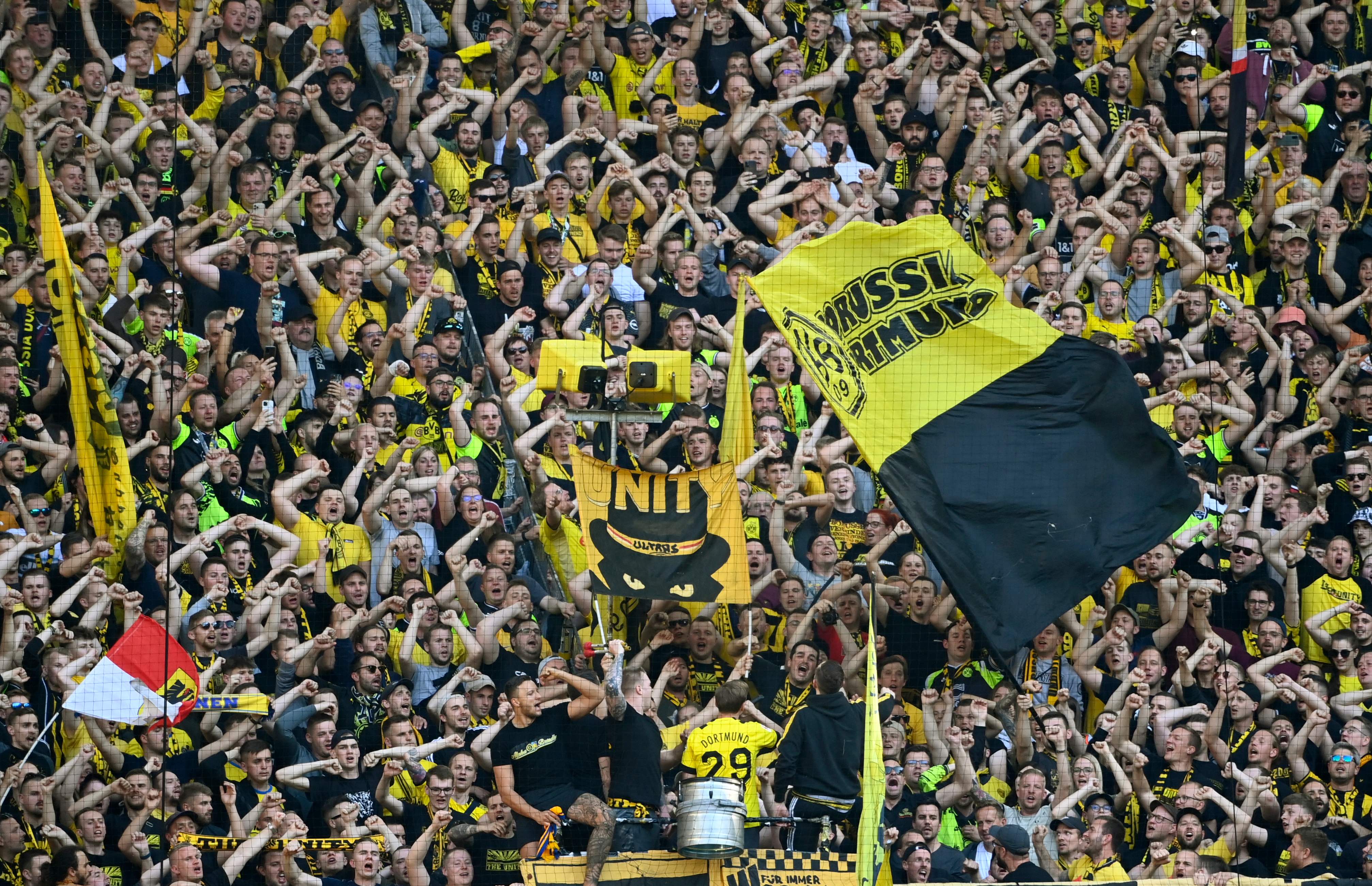 Aksi para pendukung Borussia Dortmund
