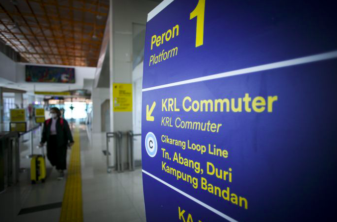 Penumpang melintas di Stasiun BNI CIty, Jakarta