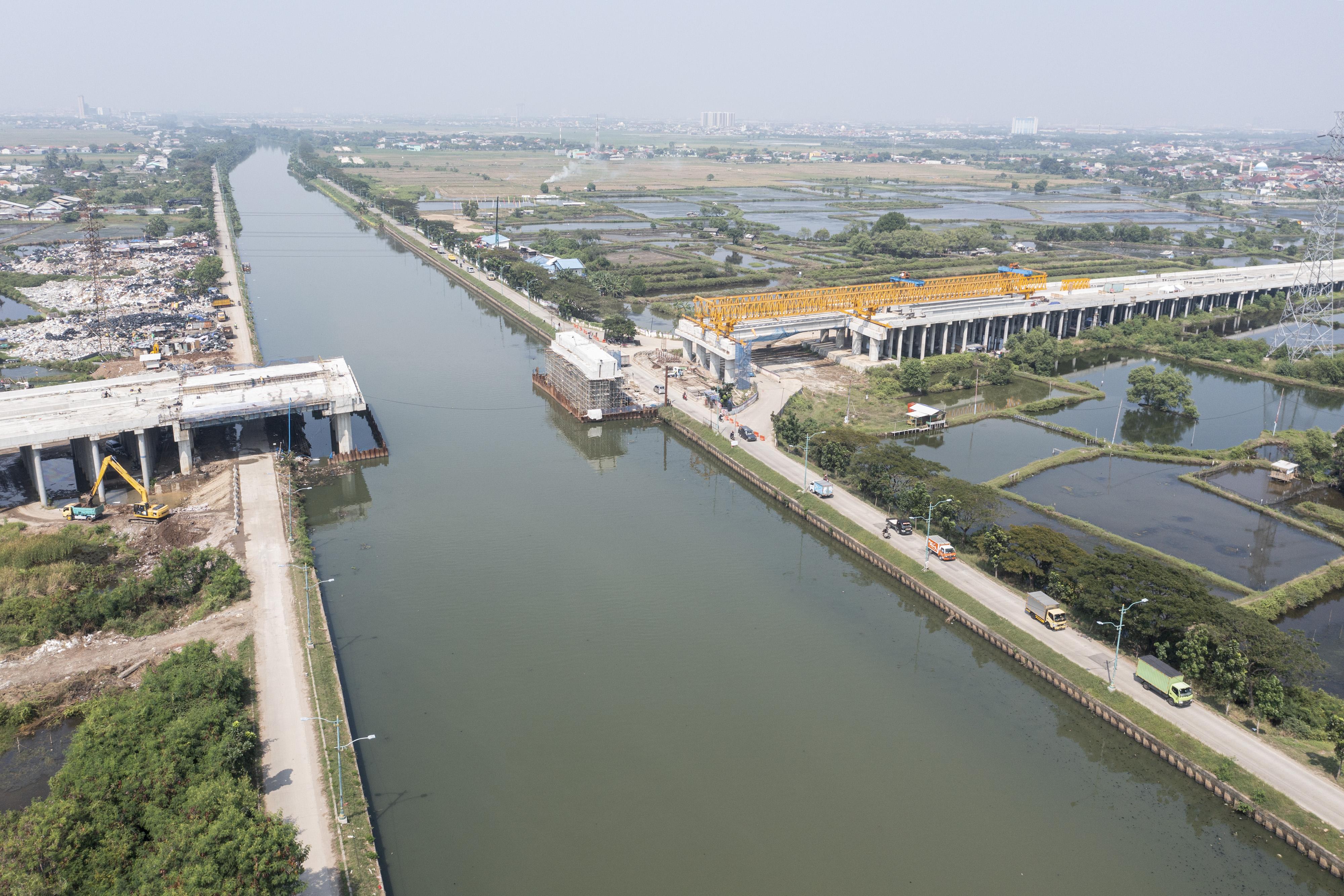 Foto udara pembangunan jalan tol yang merupakan bagian Proyek Strategis Nasional (PSN).
