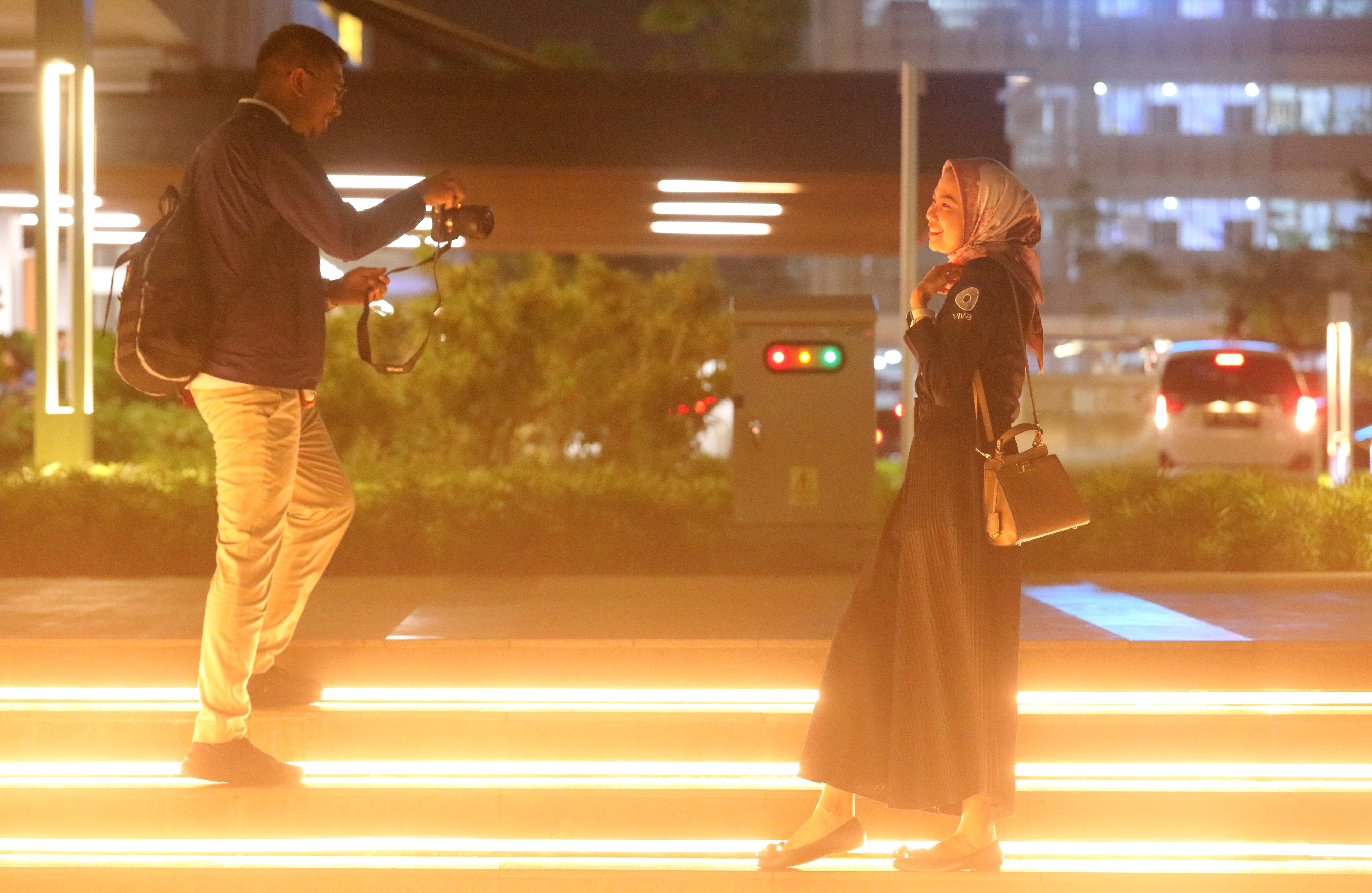 Pengunjung menikmati suasana malam di pelataran Sarinah Thamrin,Jakarta.