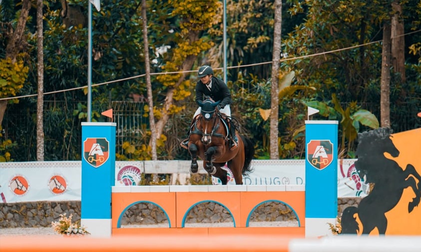 Aksi atlet berkuda Dirga Wira Ramadhan Sahputra yang sukses meraih tiga gelar bergengsi pada Kejuaraan Berkuda Indonesian Grand Prix.