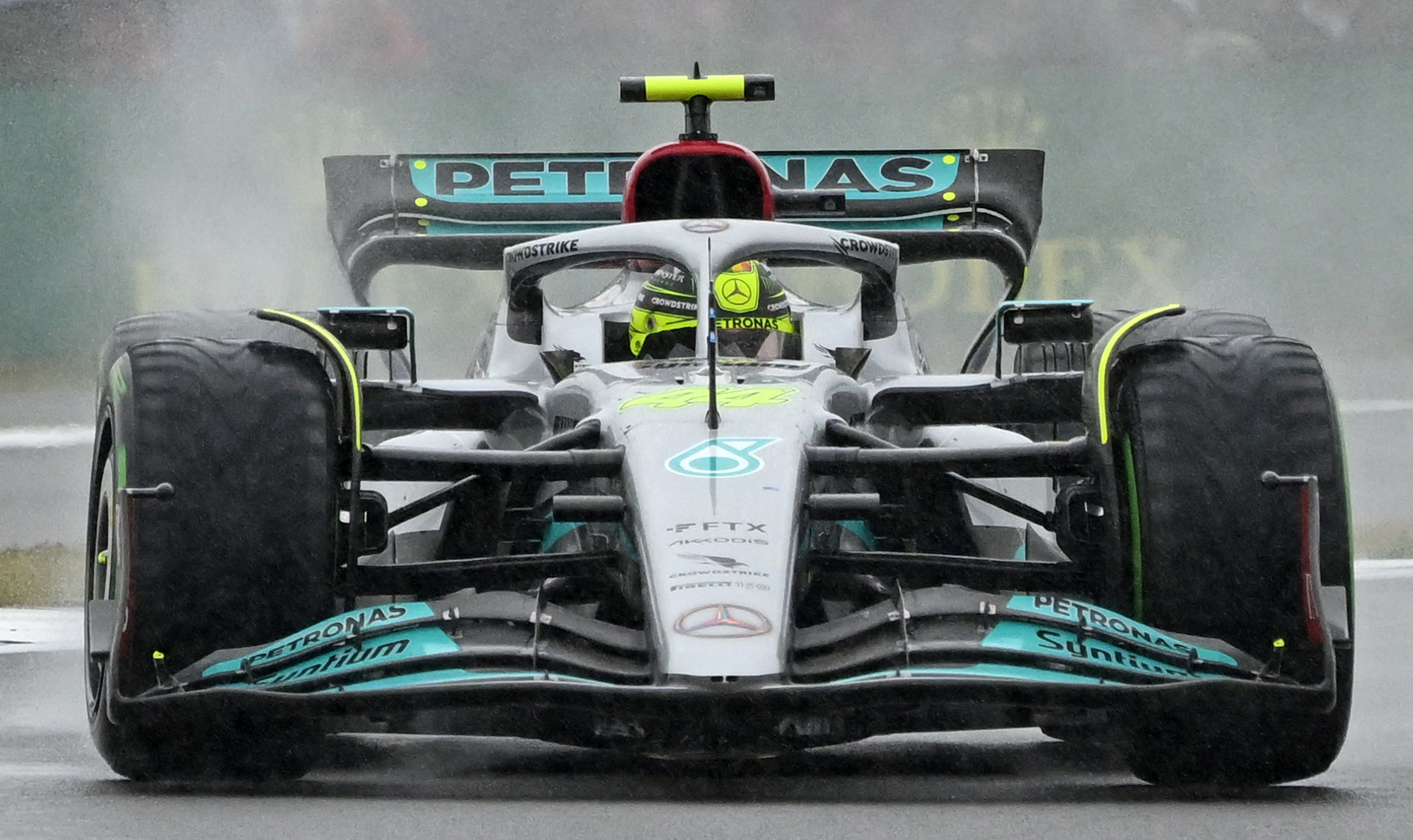 Pembalap Mercedes Lewis Hamilton
