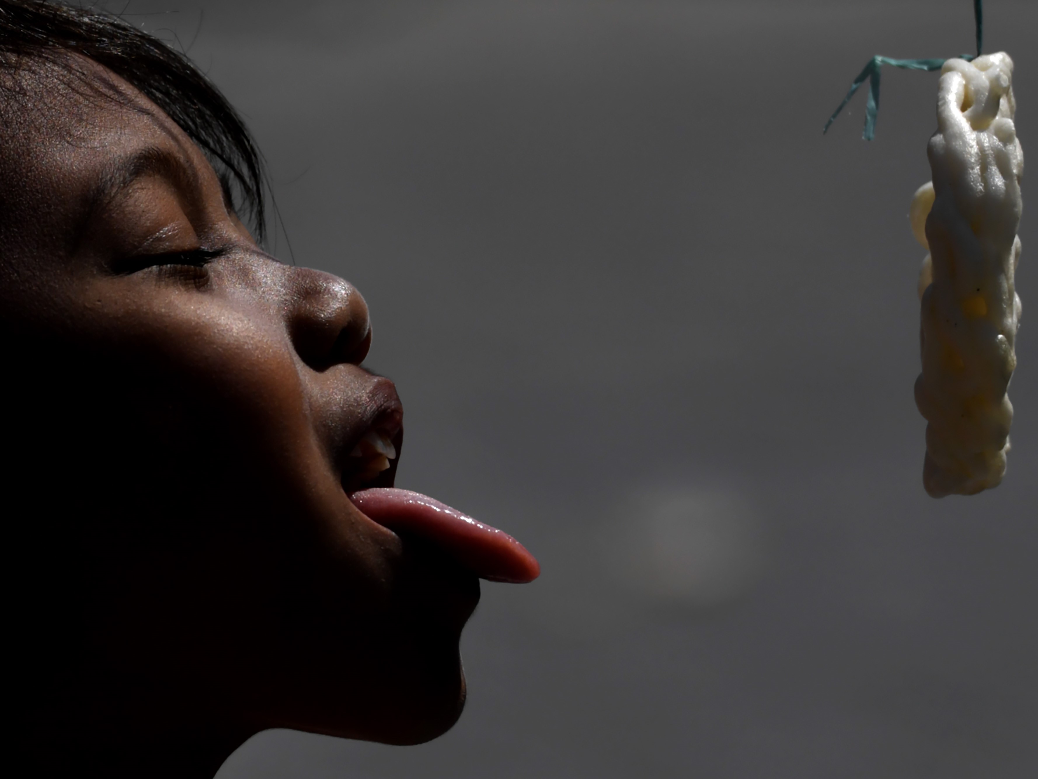 Seorang anak mengikuti lomba makan kerupuk pada peringatan HUT Kemerdekaan ke-76 Republik Indonesia di Pasuruan, Jawa Timur.