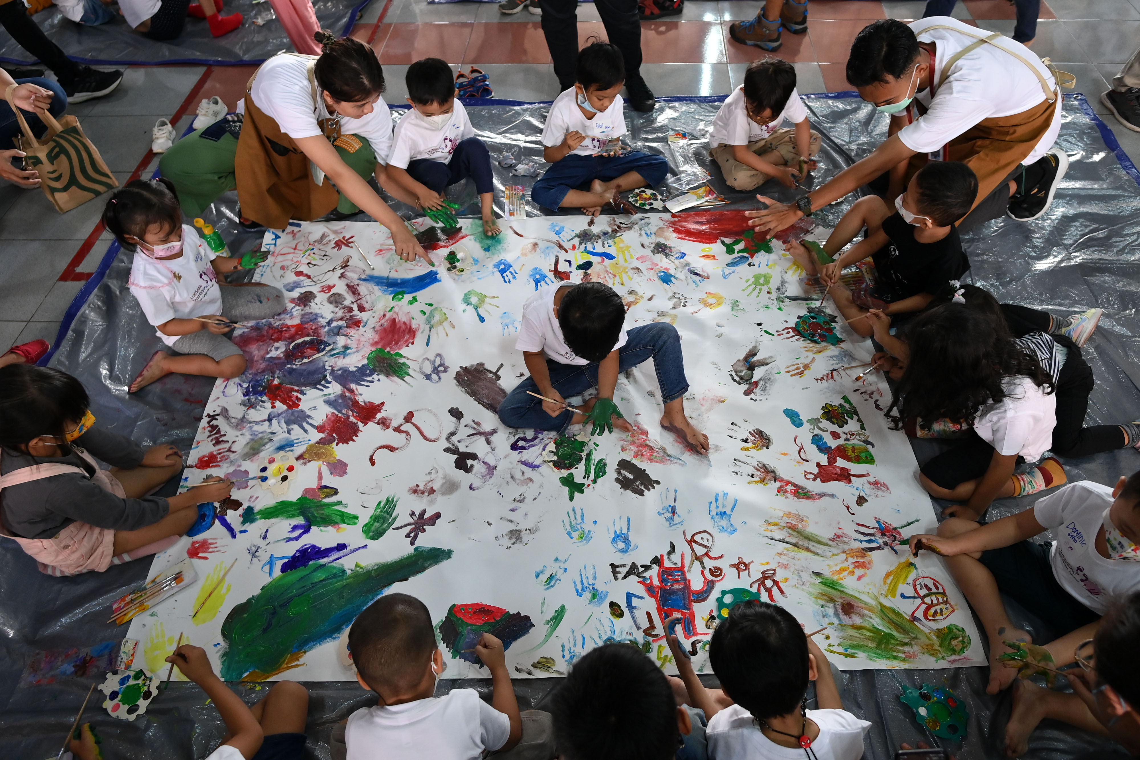 Ilustrasi. Sejumlah anak melukis dalam lokakarya Lukiskan Eskpresimu Dengan Tangan dan Kaki di Galeri Nasional, Jakarta, Sabtu (23/7/2022)