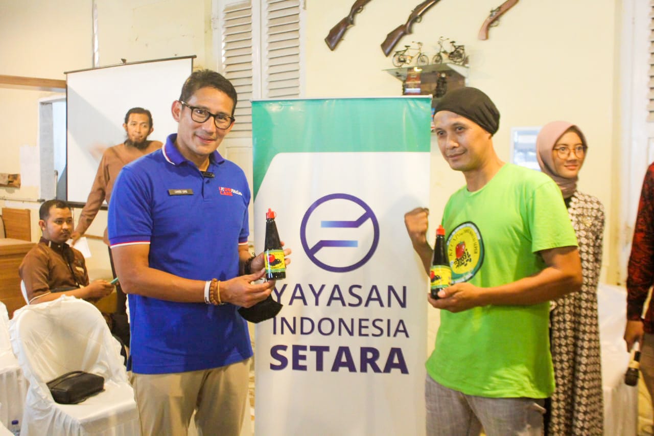 Sandiaga Beri Pelatihan dan Bantuan Modal ke 50 Pedagang Angkringan Tegal Dan DIY