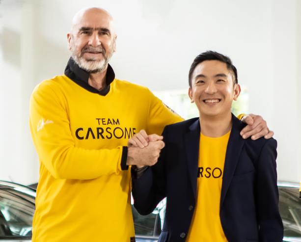 Legenda sepak bola, Eric Cantona, sebagai brand ambassador Carsome berpose bersama Eric Cheng, Co-founder dan Group CEO Carsome,
