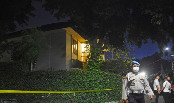 Polisi berjaga di depan Rumah Dinas Kadiv Propam Polri Irjen Pol. Ferdy Sambo setelah baku tembak dua ajudannya di kompleks Polri Duren Tiga