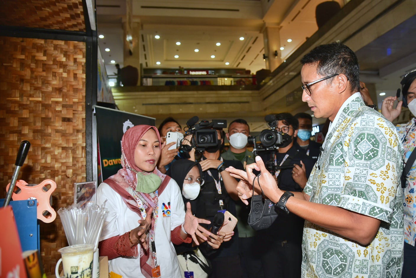 Menparekraf Sandiaga Uno mengunjungi  pelaku UMKM di Yogyakarta yang merupakan peserta dari program Apesiasi Kreasi Indonesia (AKI).