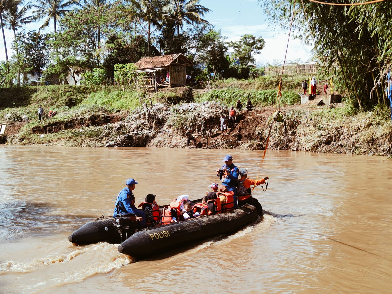 Siswa menyeberangi sungai dengan perahu karet di Kecamatan Karangpawitan, Garut, Jabat
